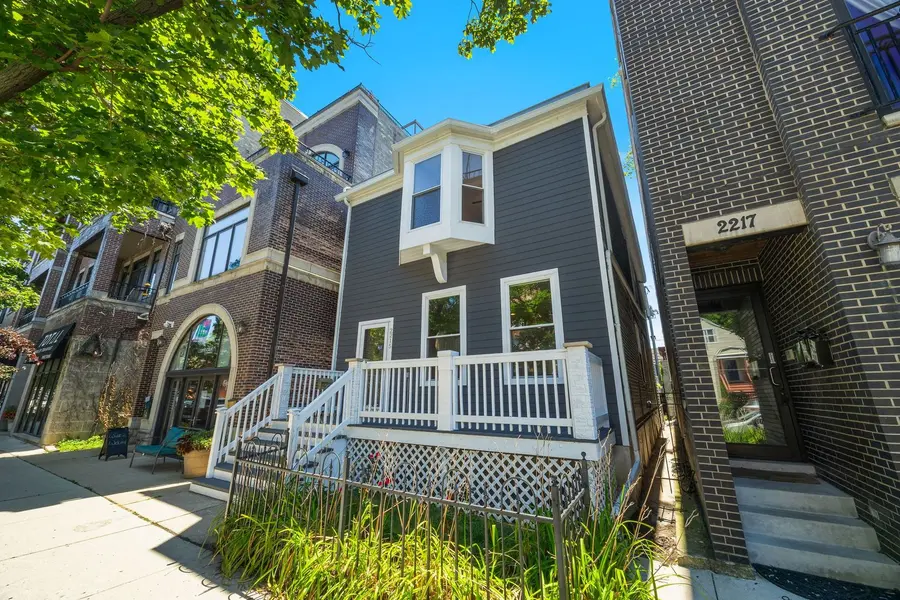 2215 W Roscoe ST, Chicago, IL 60618