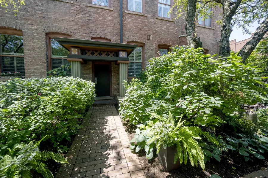 1701 W Terra Cotta PL #E, Chicago, IL 60614