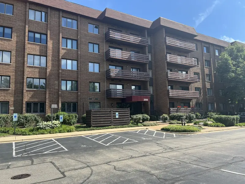 2000 Chestnut AVE #207, Glenview, IL 60025