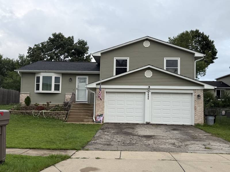 1695 Berkshire ST, Glendale Heights, IL 60139