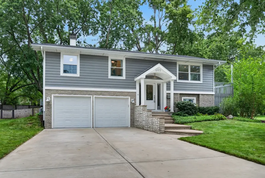 2S465 Barclay PL, Glen Ellyn, IL 60137