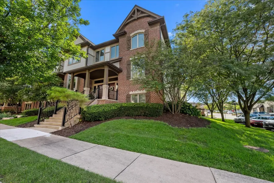 301 Brownstone DR, St. Charles, IL 60174