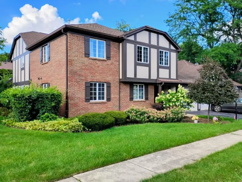 218 Brookside LN #B, Willowbrook, IL 60527