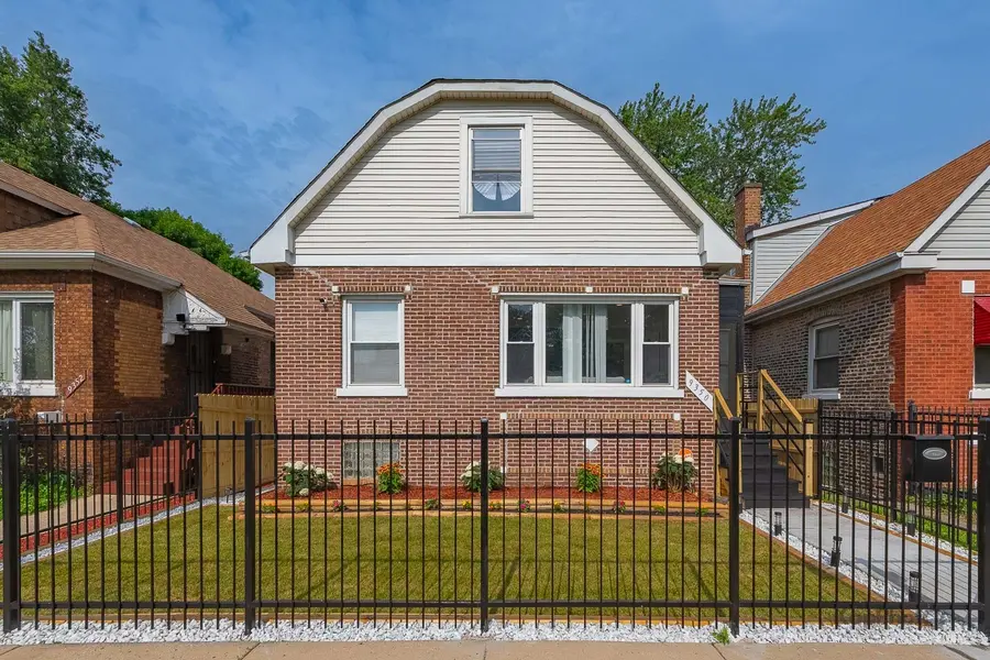 9350 S Manistee AVE, Chicago, IL 60617