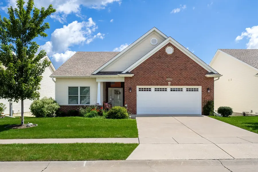 5843 Danielle DR, Bettendorf, IA 52722