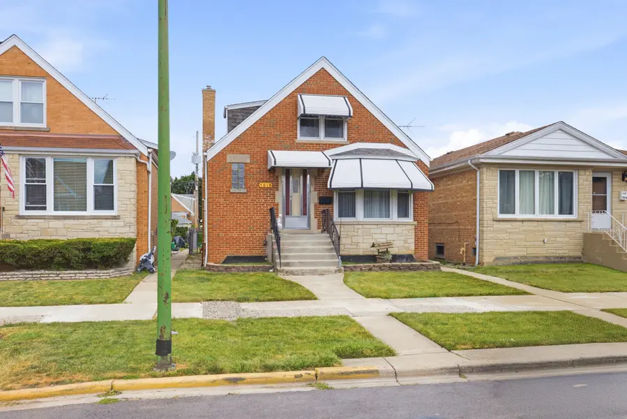 7018 W Newport AVE, Chicago, IL 60634