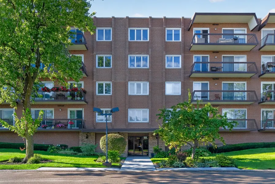 8001 W Courte DR #411, Niles, IL 60714