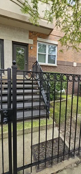 7256 N Rogers AVE, Chicago, IL 60645