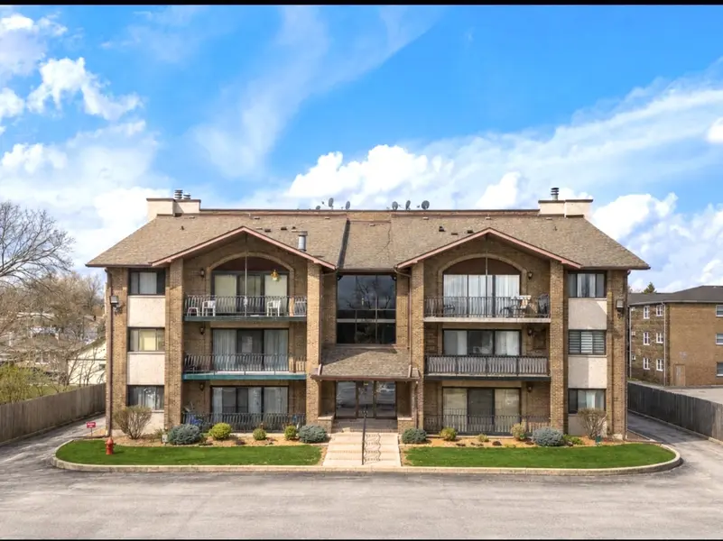 9051 S Roberts RD #205, Hickory Hills, IL 60457