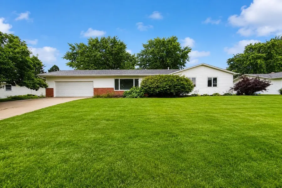 551 Lake DR, Woodhull, IL 61490
