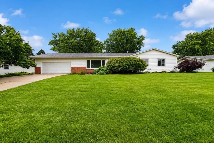 551 Lake DR, Woodhull, IL 61490