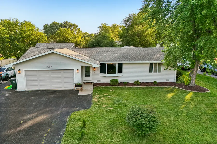 2107 Witchwood LN, Lindenhurst, IL 60046