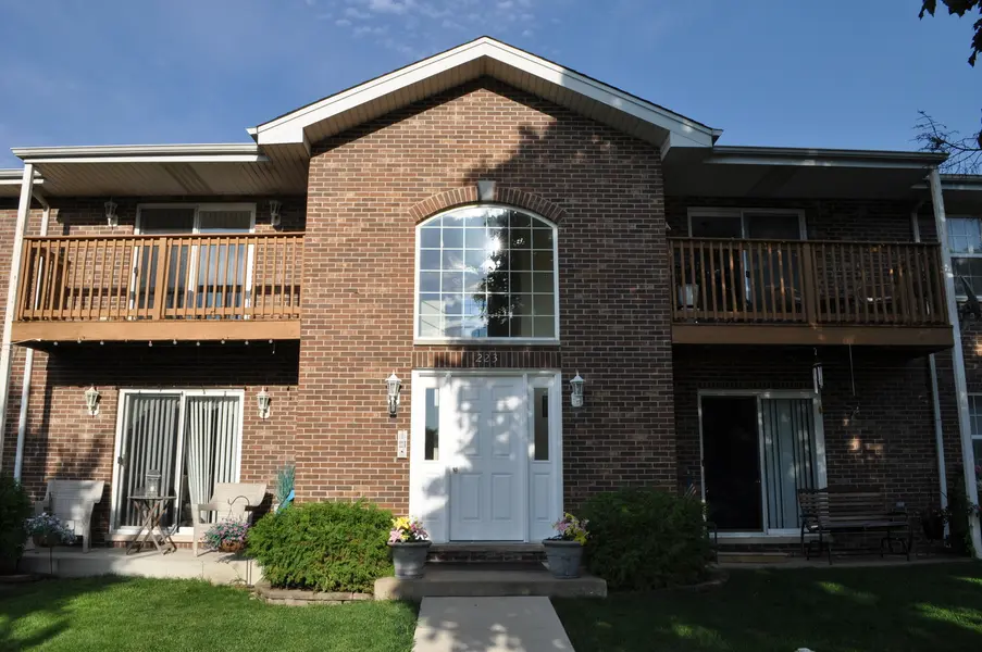 223 S Rush ST #2D, Itasca, IL 60143
