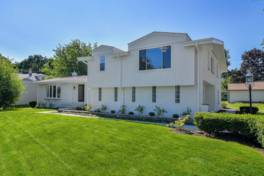 1106 North Path DR, Wheaton, IL 60187