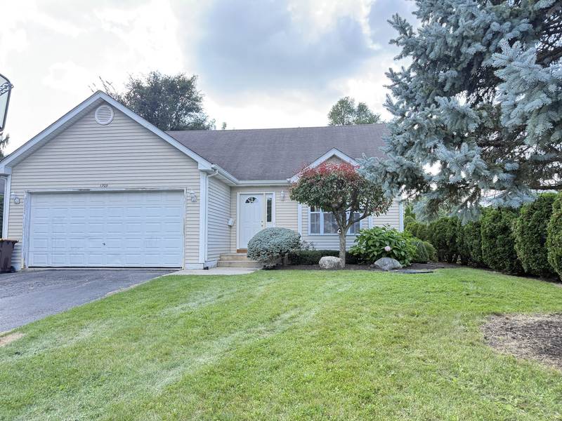 1709 Clay ST, Woodstock, IL 60098