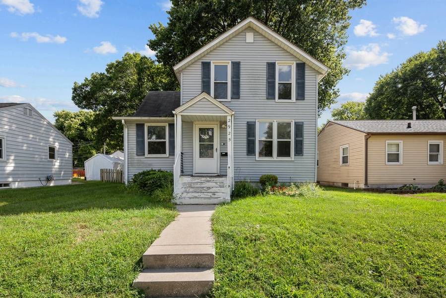 2925 BELLEVUE AVE, Bettendorf, IA 52722