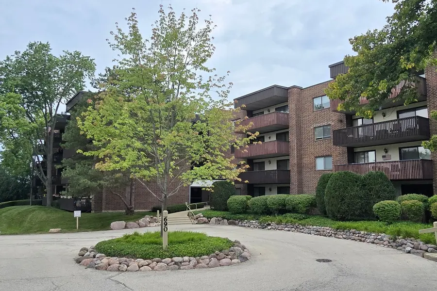 690 Chandler RD #408, Gurnee, IL 60031