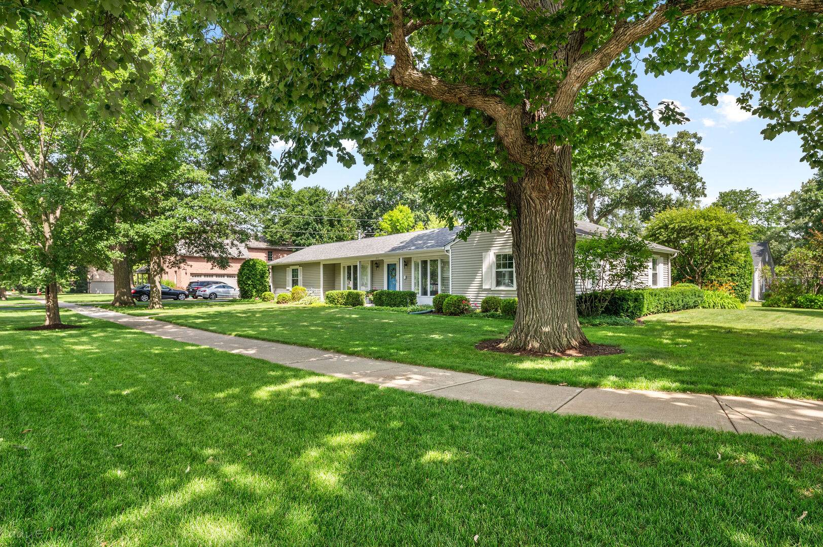 2111 Bosworth LN, Northfield, IL 60093