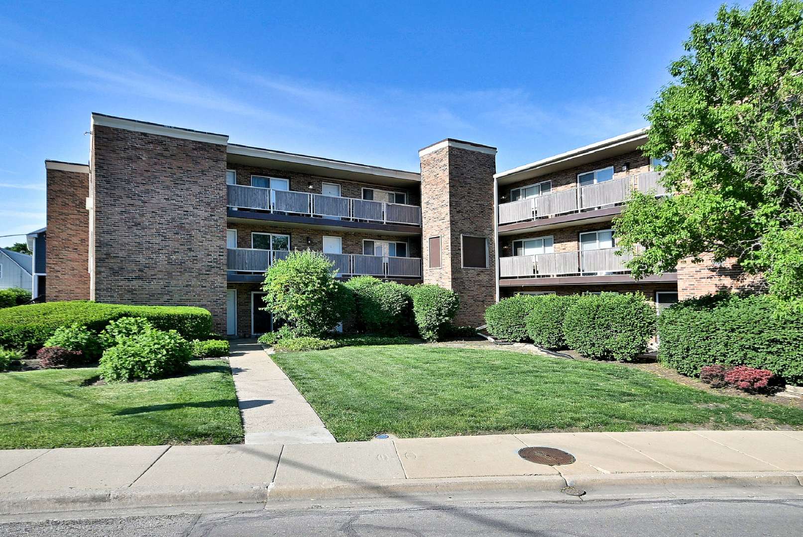 600 S York ST #2B, Elmhurst, IL 60126