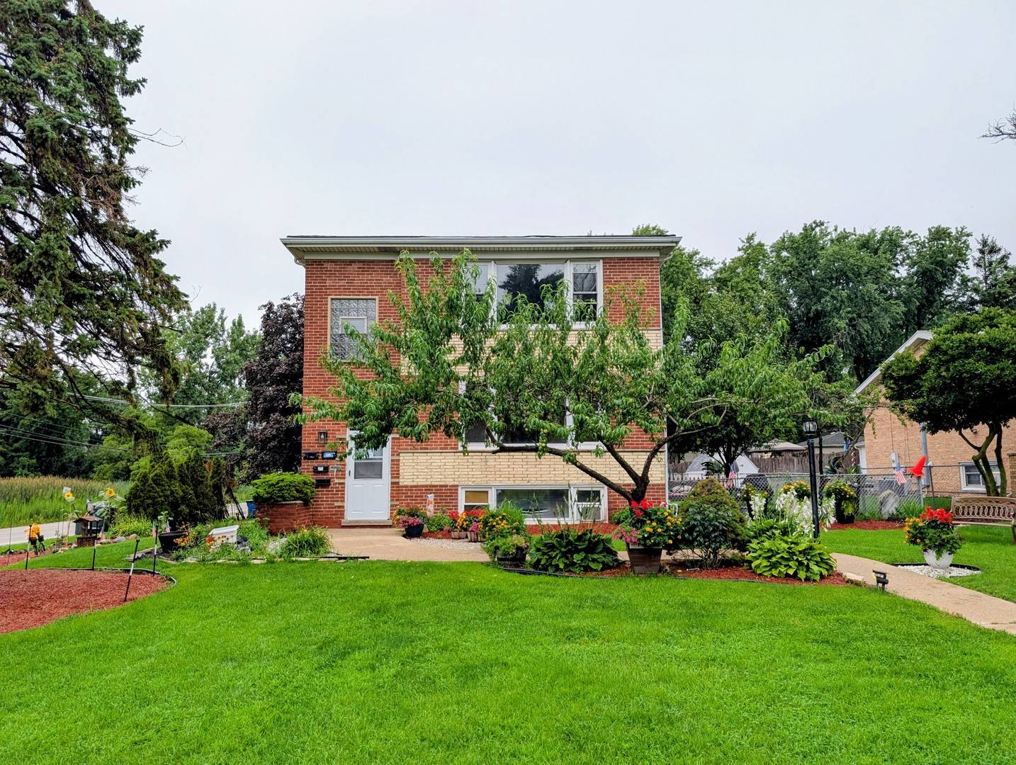 16w780 57th ST #1, Clarendon Hills, IL 60514