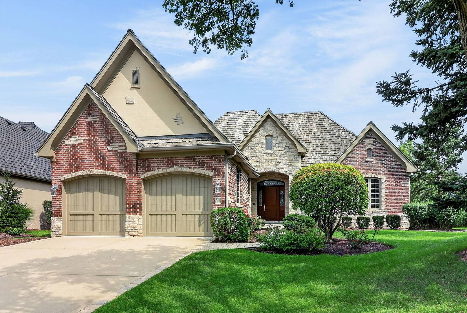 46 Forest Gate CIR, Oak Brook, IL 60523