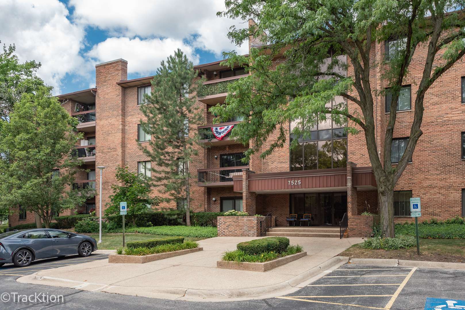 7525 Nantucket DR #405, Darien, IL 60561