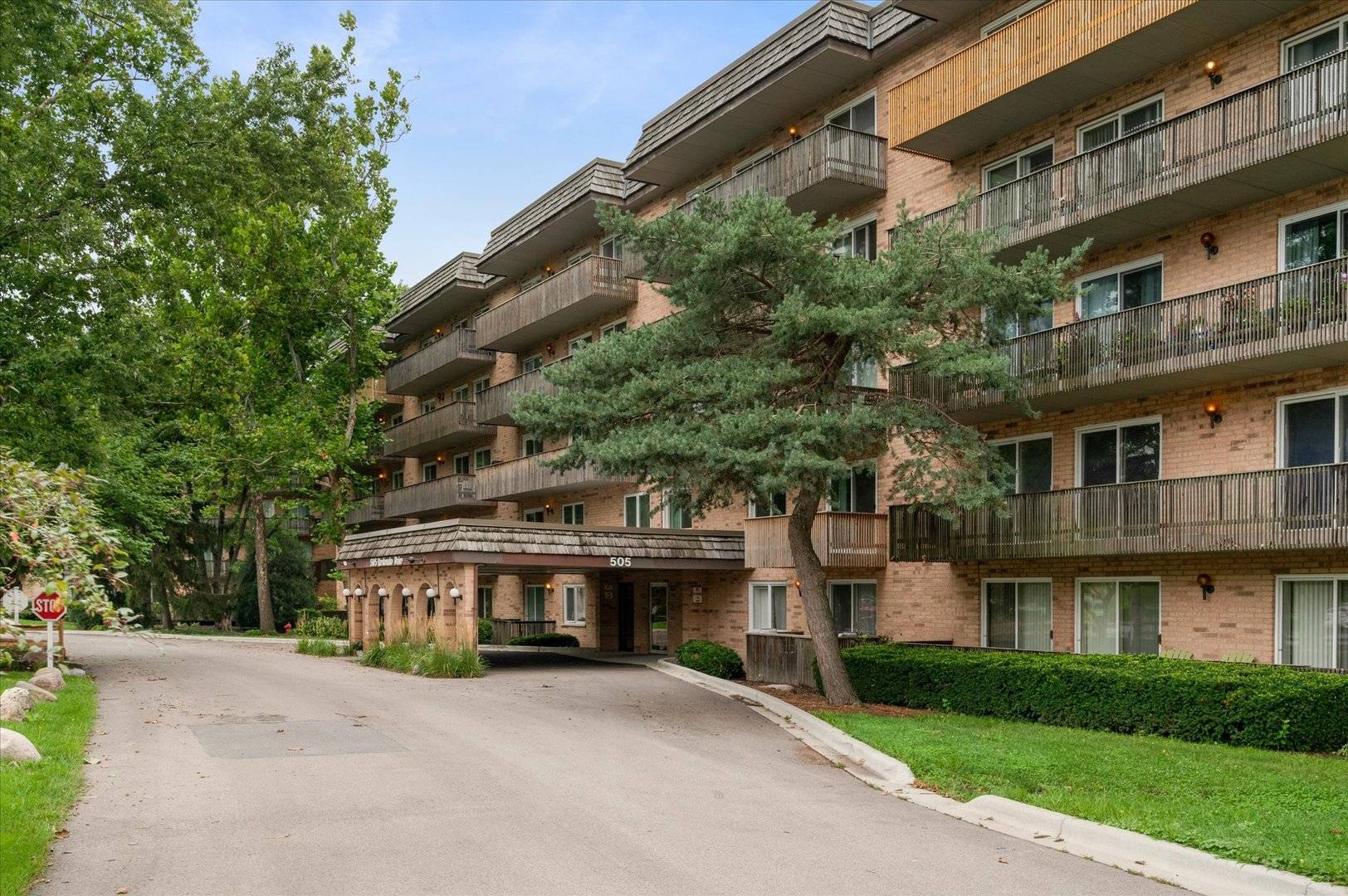 505 Redondo DR #504, Downers Grove, IL 60516