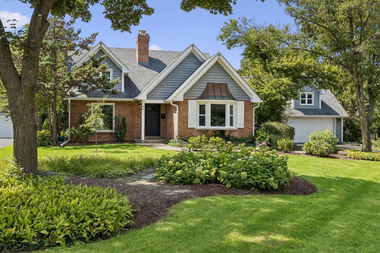 210 Eastern AVE, Clarendon Hills, IL 60514