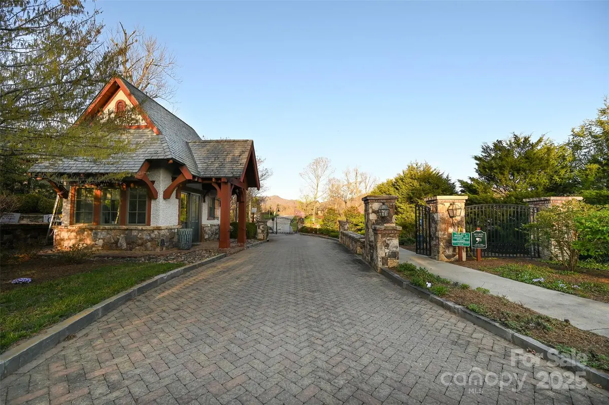 64 French Willow DR, Asheville, NC 28804