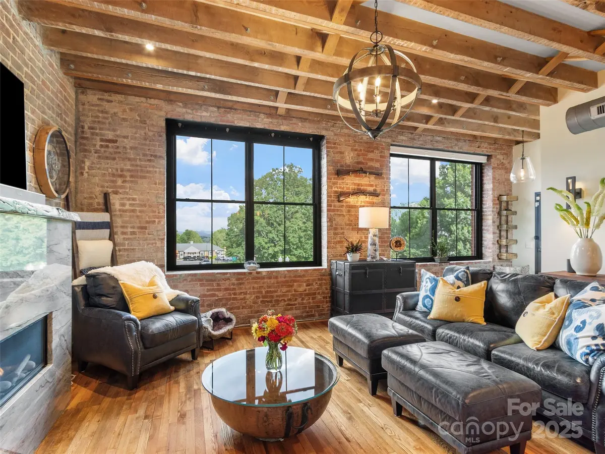 5 Town SQ #204, Burnsville, NC 28714