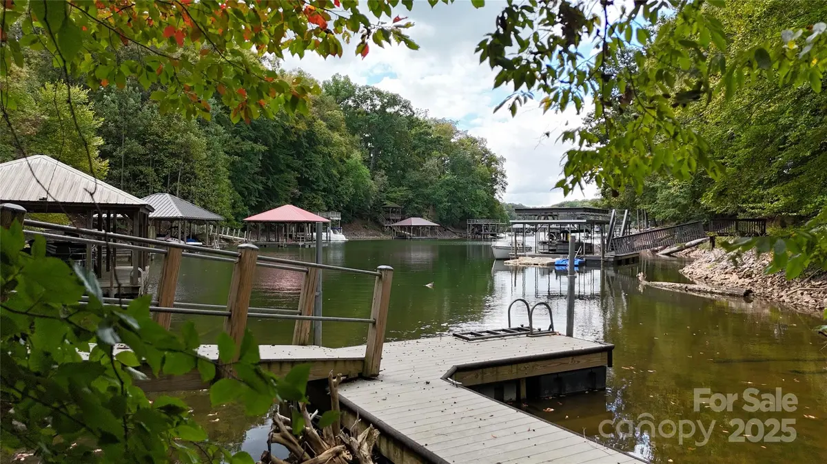204 S Harbor Watch DR, Statesville, NC 28677