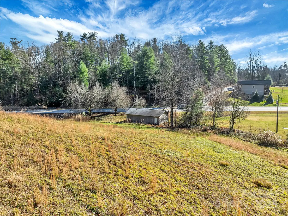 283 Ozone DR, Saluda, NC 28773