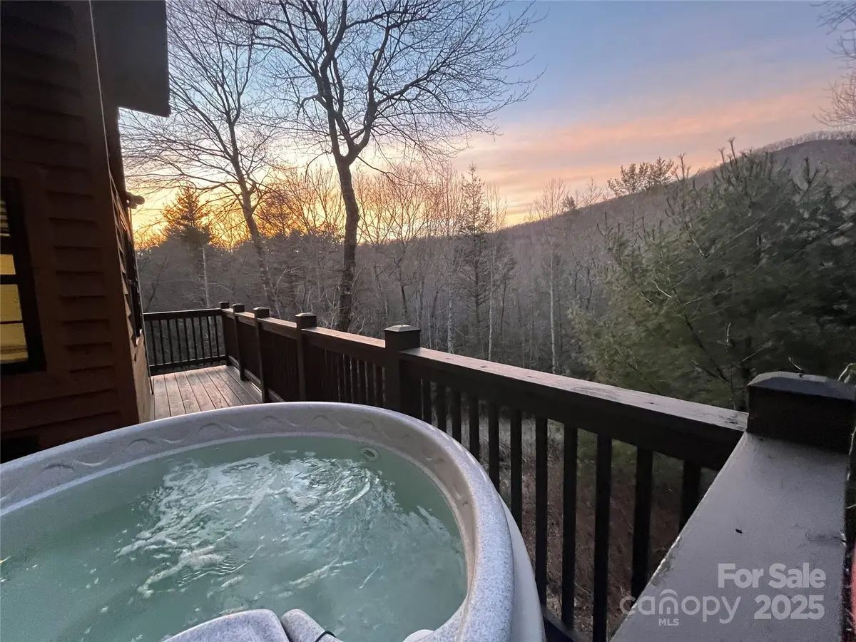 100 Bear Den Mountain View DR, Spruce Pine, NC 28777