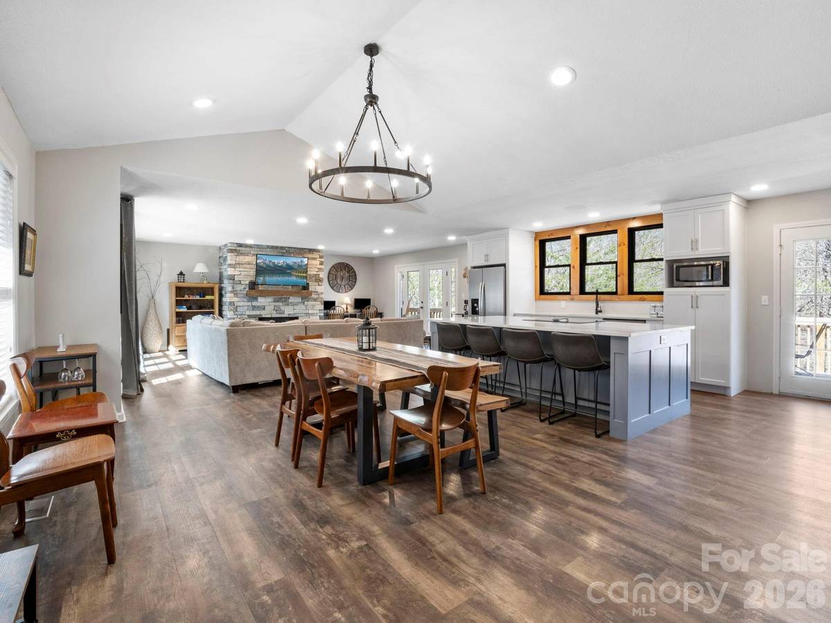 137 Weaver CT, Lake Lure, NC 28746