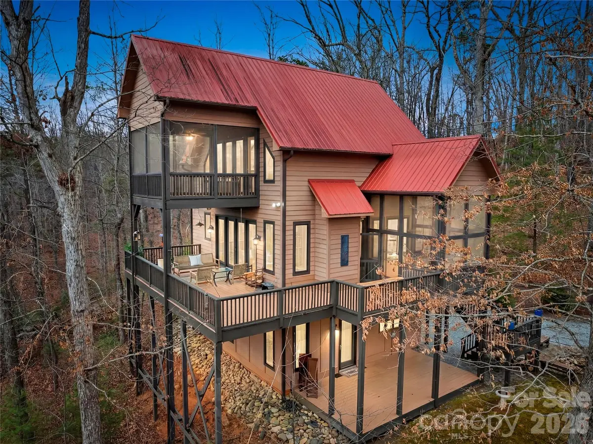 184 Deep Woods LN, Saluda, NC 28773