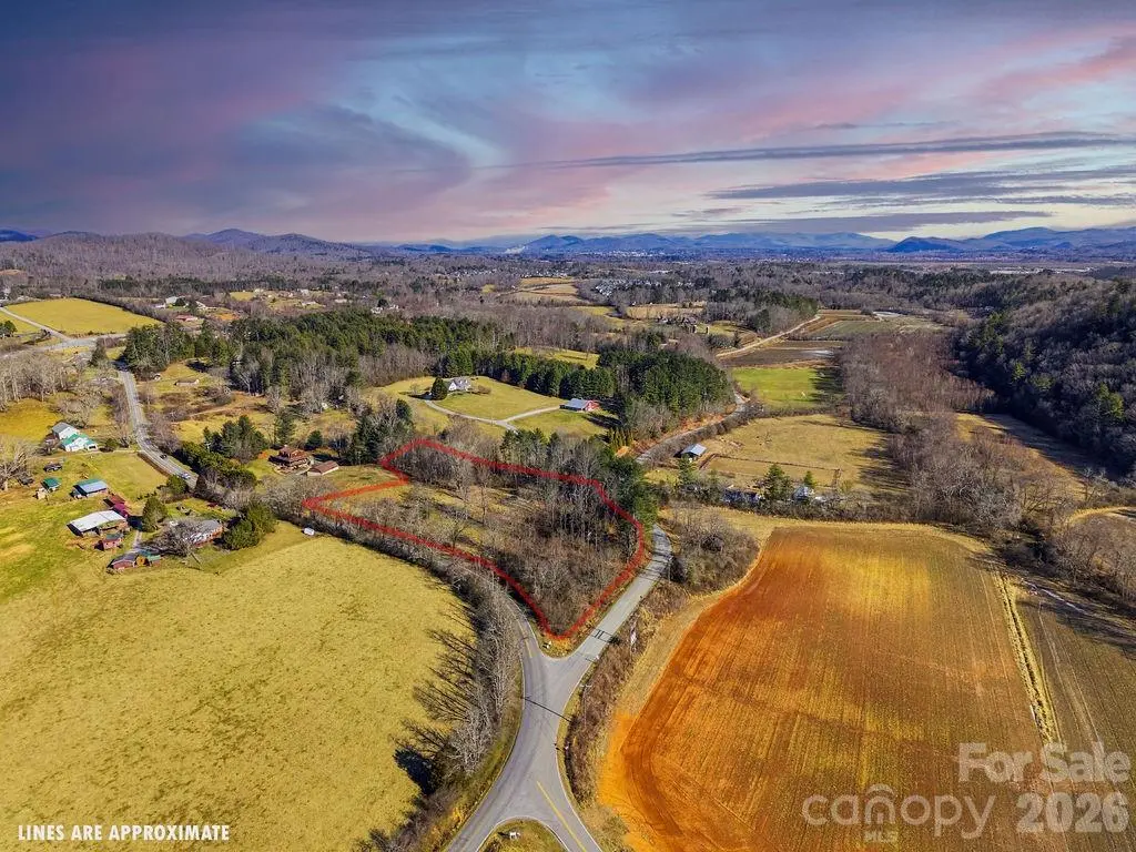 999 Ray Hill RD, Mills River, NC 28759