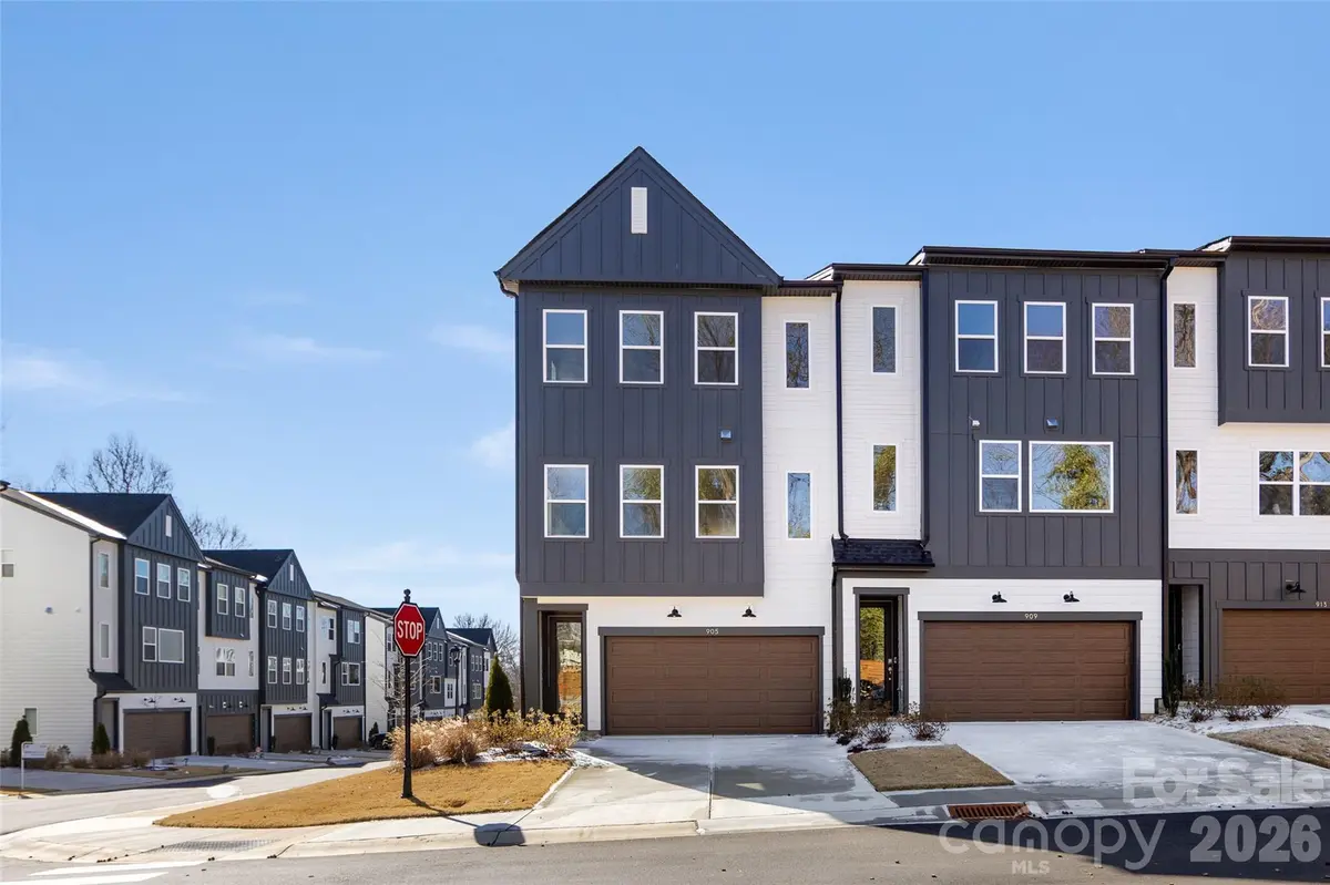 905 Archway LN, Charlotte, NC 28217