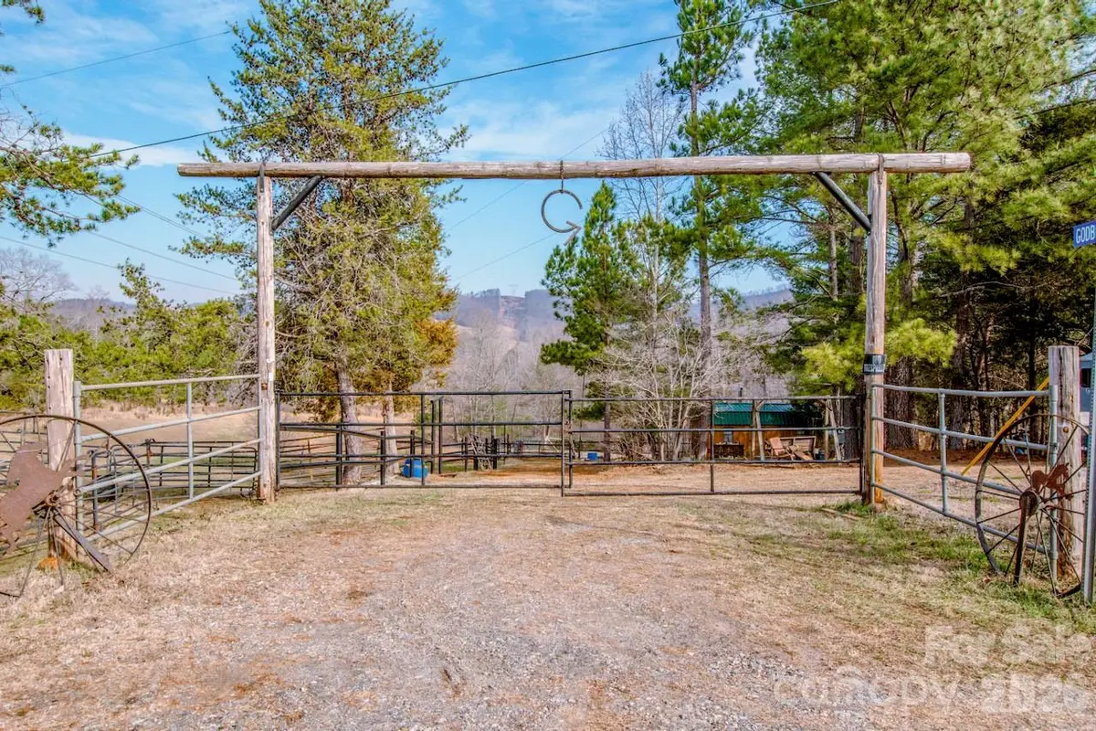 508 Liles LN, Hiddenite, NC 28636