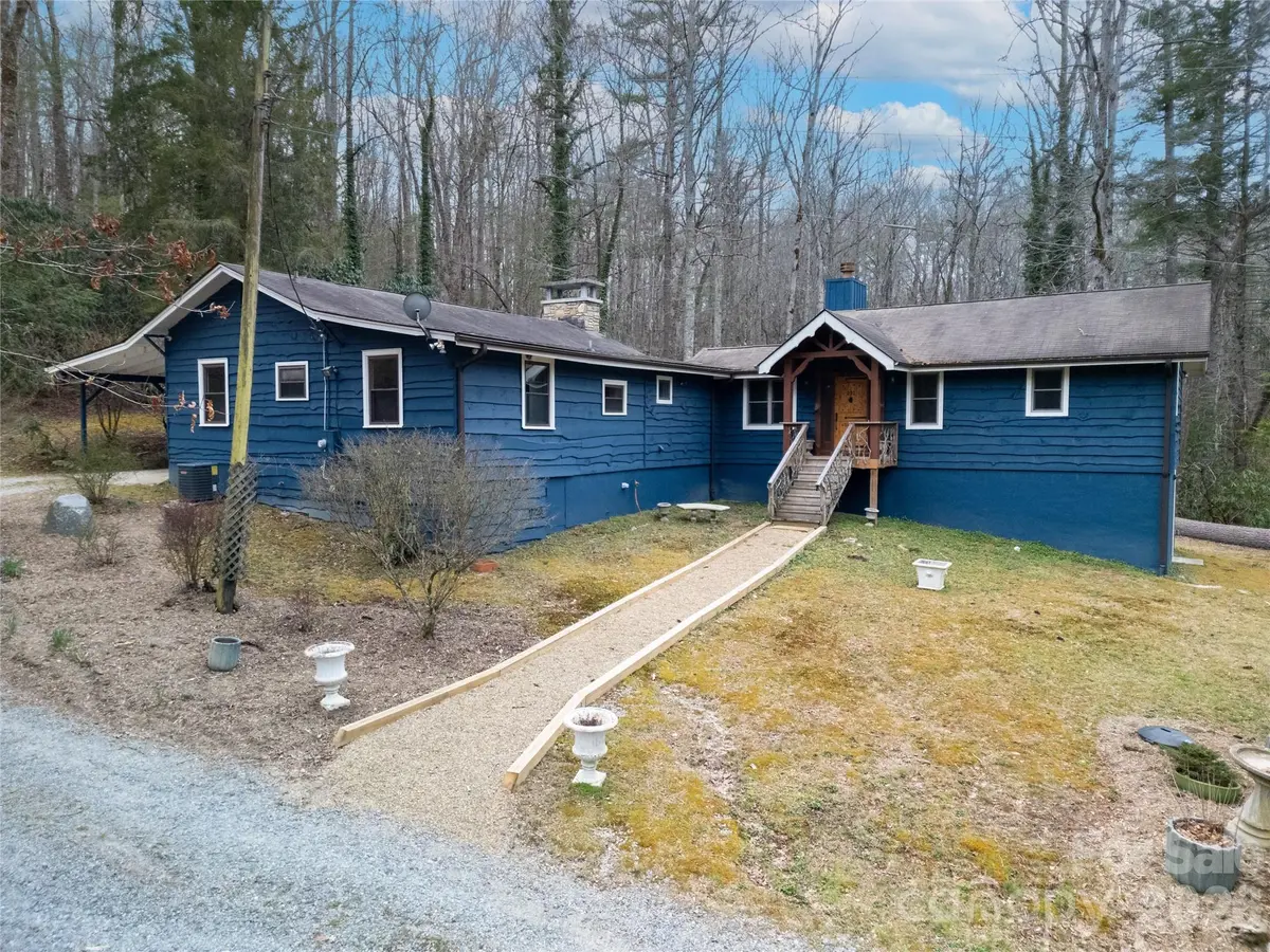 231 Cedar LN, Brevard, NC 28712