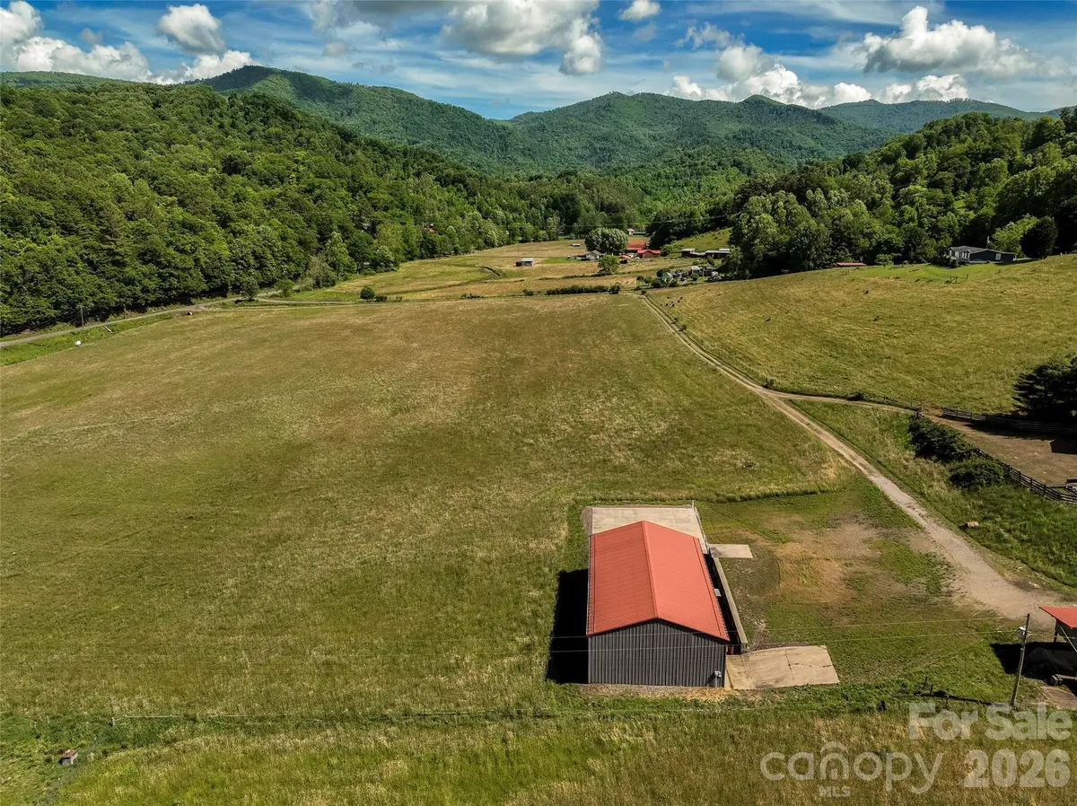 124 Shootout LN, Burnsville, NC 28714