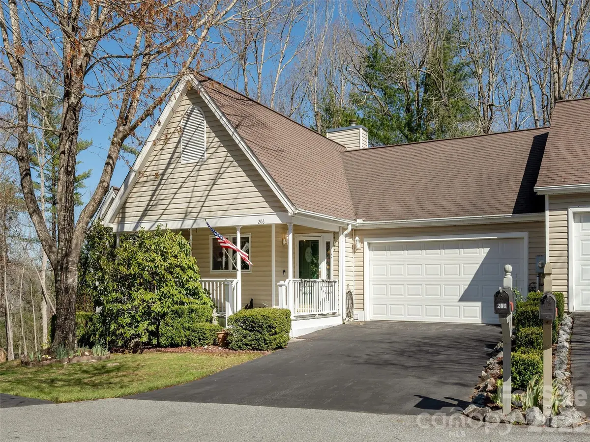 206 Black Oak LN, Hendersonville, NC 28791