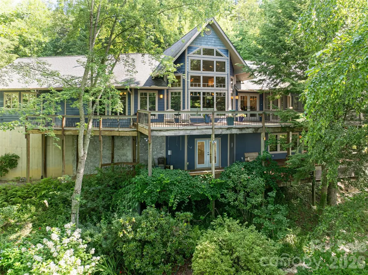 935 Whites Lake BLVD, Saluda, NC 28773