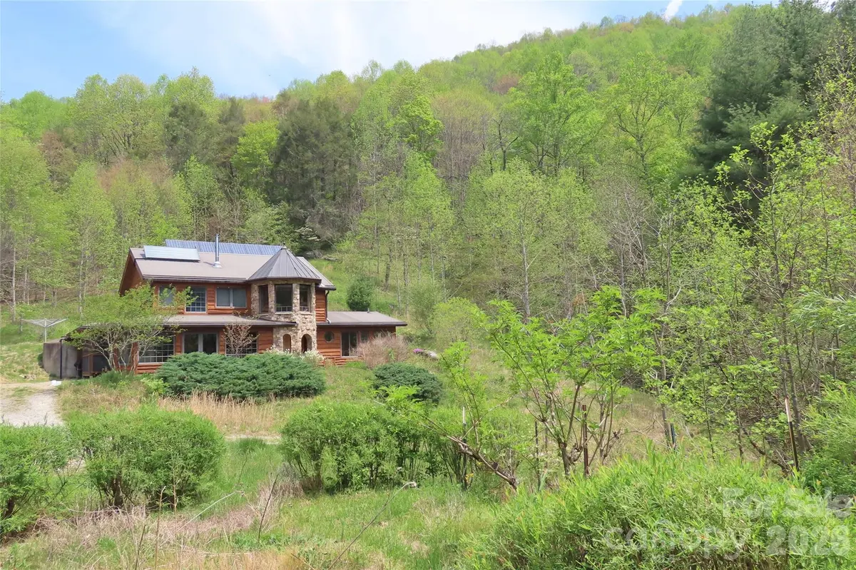 1422 Middle Fork RD, Hendersonville, NC 28792