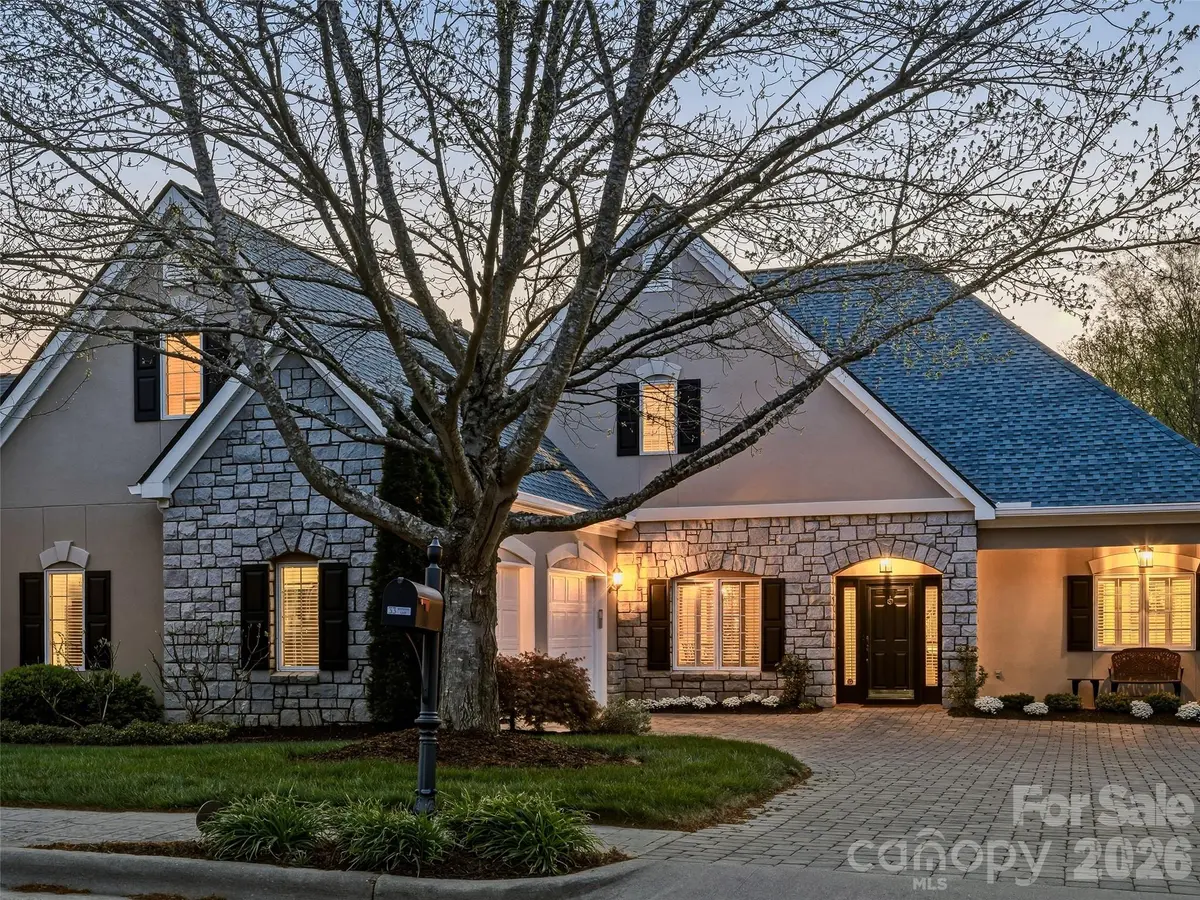33 Tiverton LN, Asheville, NC 28803