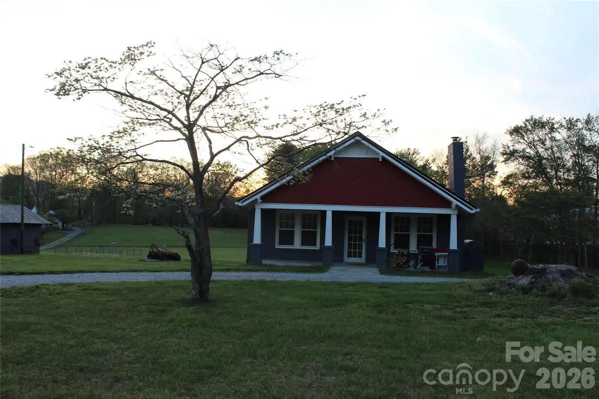 300 Banner Farm RD, Mills River, NC 28759