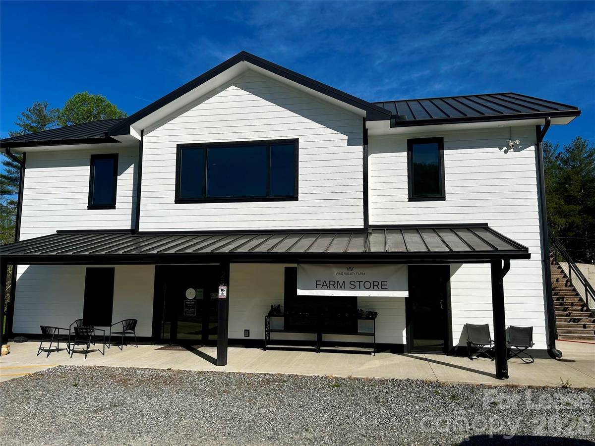 23 Shoals Falls RD, Hendersonville, NC 28739