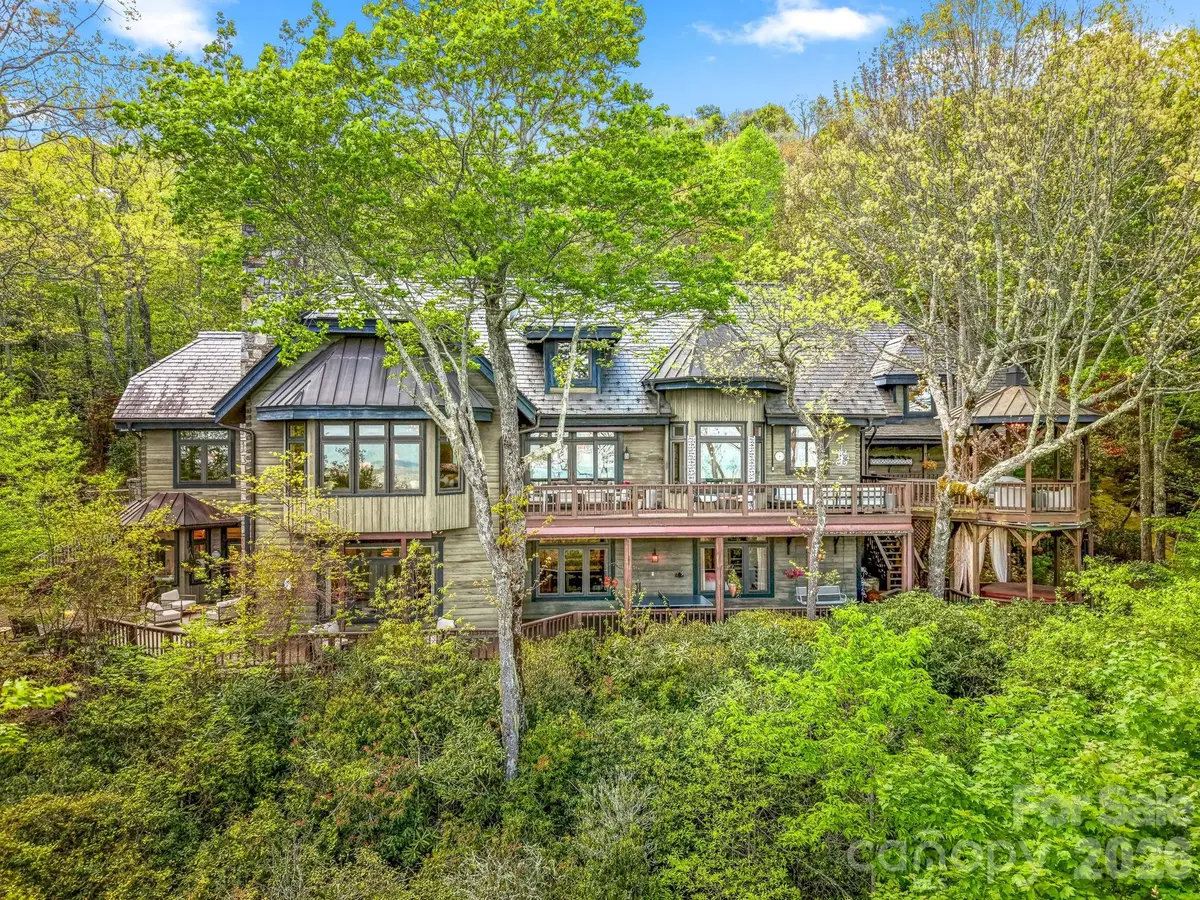 1052 Toxaway DR, Lake Toxaway, NC 28747