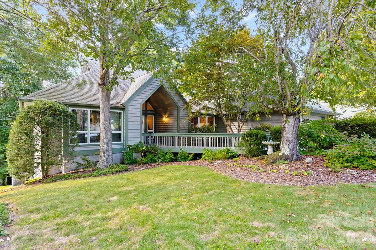 128 Forest View DR, Flat Rock, NC 28731