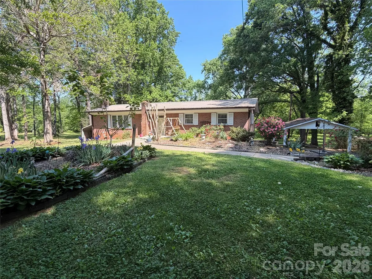 1044 Meadowbrook LN, Newton, NC 28658