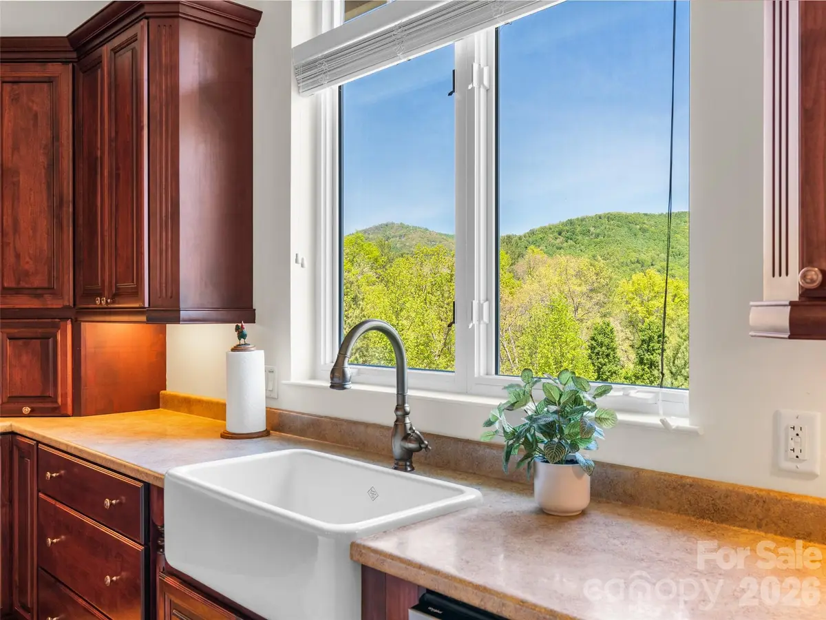 16 Chickadee LN, Fairview, NC 28730